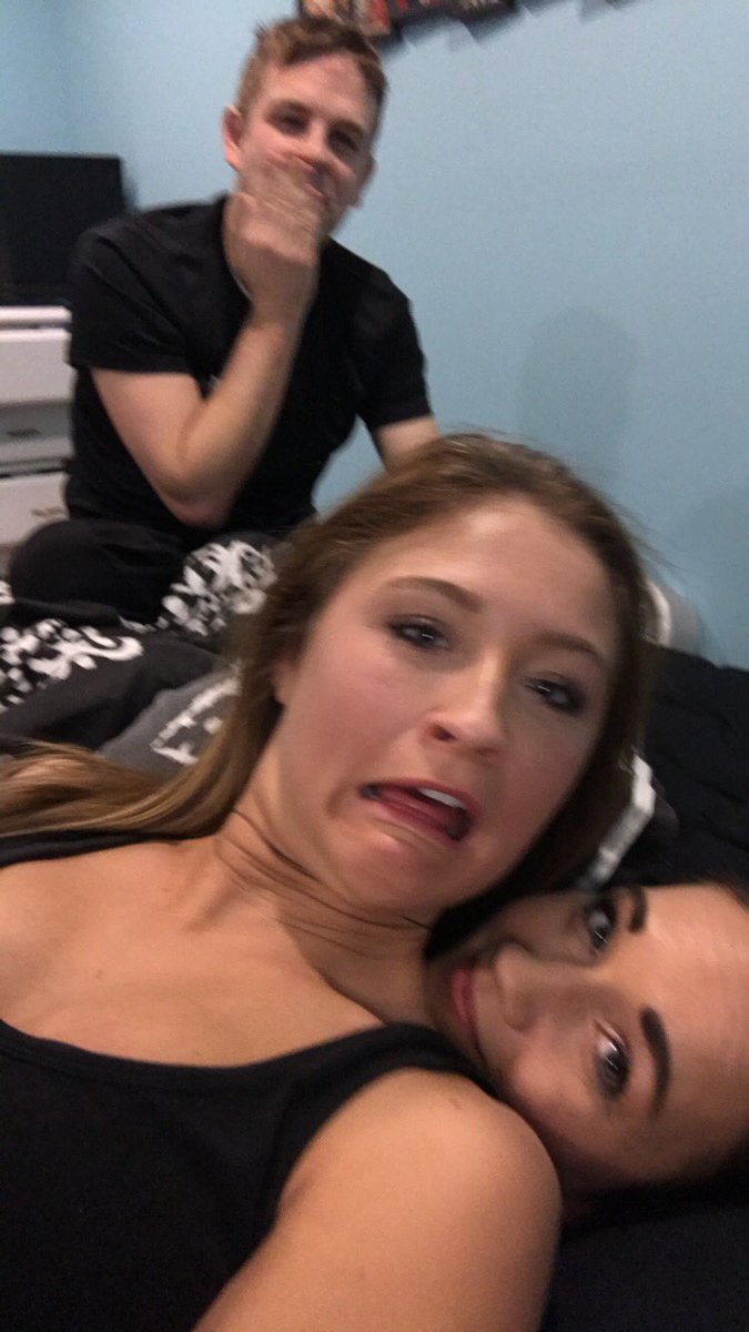 britt_dog's tweet photo. When ya roomie realizes you are moving out with bae....... 👏🏼🤣 #toogoodnottoshare https://t.co/hJegbkgOJI