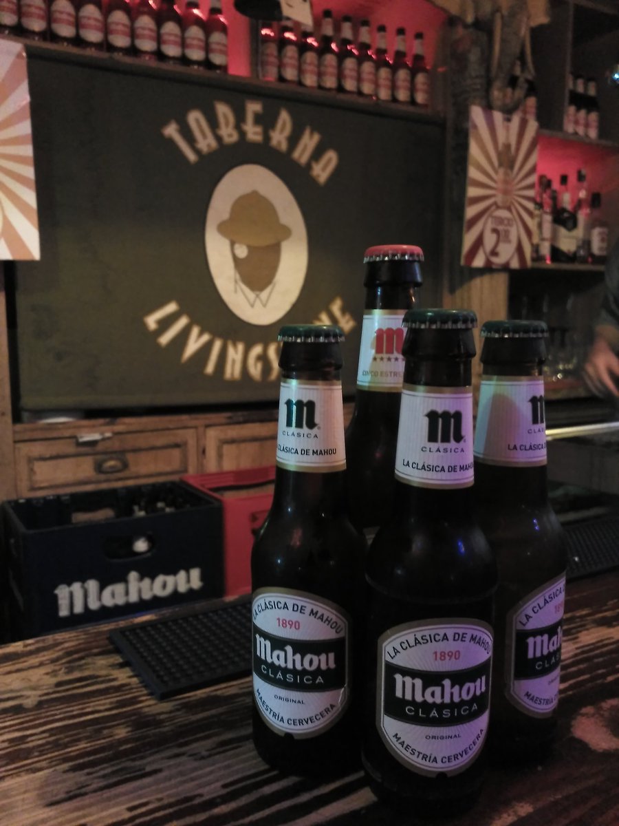 TDLivingstone's tweet photo. Vale, no tenemos torrijas... ¡Pero unos botellines a 0,80€ tampoco son una mala forma de empezar las vacaciones! #semamasanta #toledo https://t.co/blKQpLFZXO