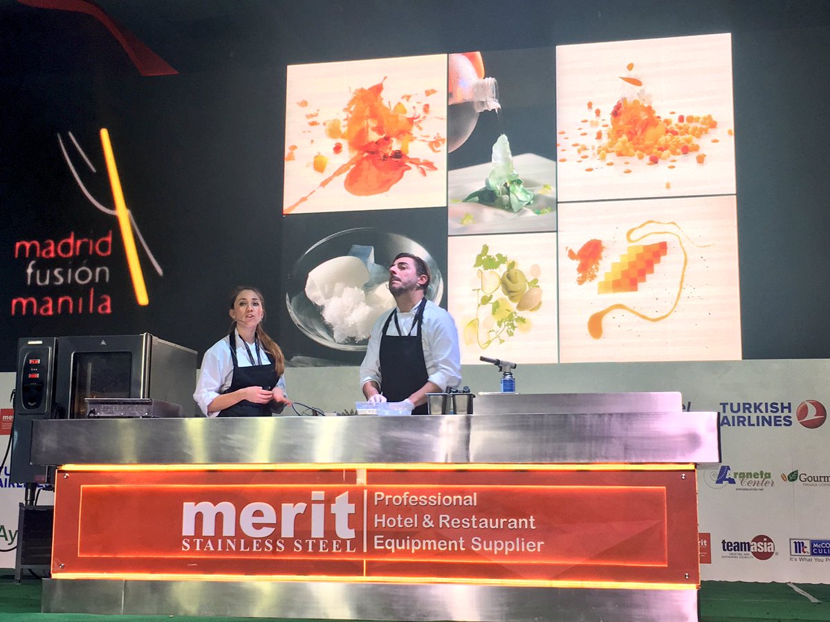 juliaplozano's tweet photo. En #MadridFusionManila @jordirocasan y @ALERIVAS12 muestran técnicas de pastelería moderna y tradicional: cooling, pismanian, azúcar soplado https://t.co/v27rQvRu8M