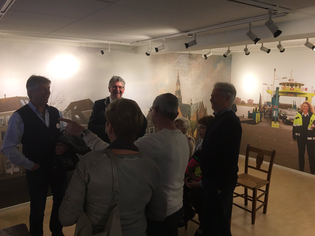 Hij is geopend, de mini-expositie van De Strijd van Maassluis, De Strijd op het Water. Burgemeester <a href="/edohaan/">Edo Haan</a> kijkt nieuwsgierig rond.