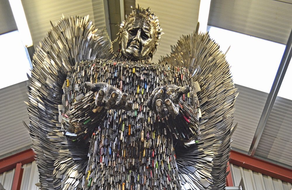 RotaryGBI's tweet photo. .@bensonline @BritishIronwork Ben is talking through the 26 foot Knife Angel built from surrendered and collected weapons (📷 via @BritishIronwork) #RotaryConf2017 https://t.co/ACEucYPhFm