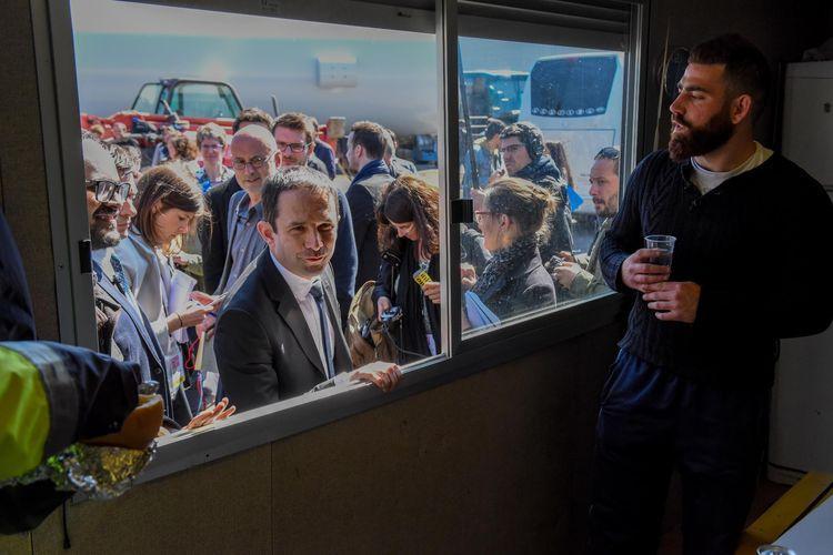 libe's tweet photo. [REPORTAGE] Au Creusot, Hamon planté par Montebourg et rasséréné par Mitterrand https://t.co/CsHrNJMI0C https://t.co/8VBDJSknmf