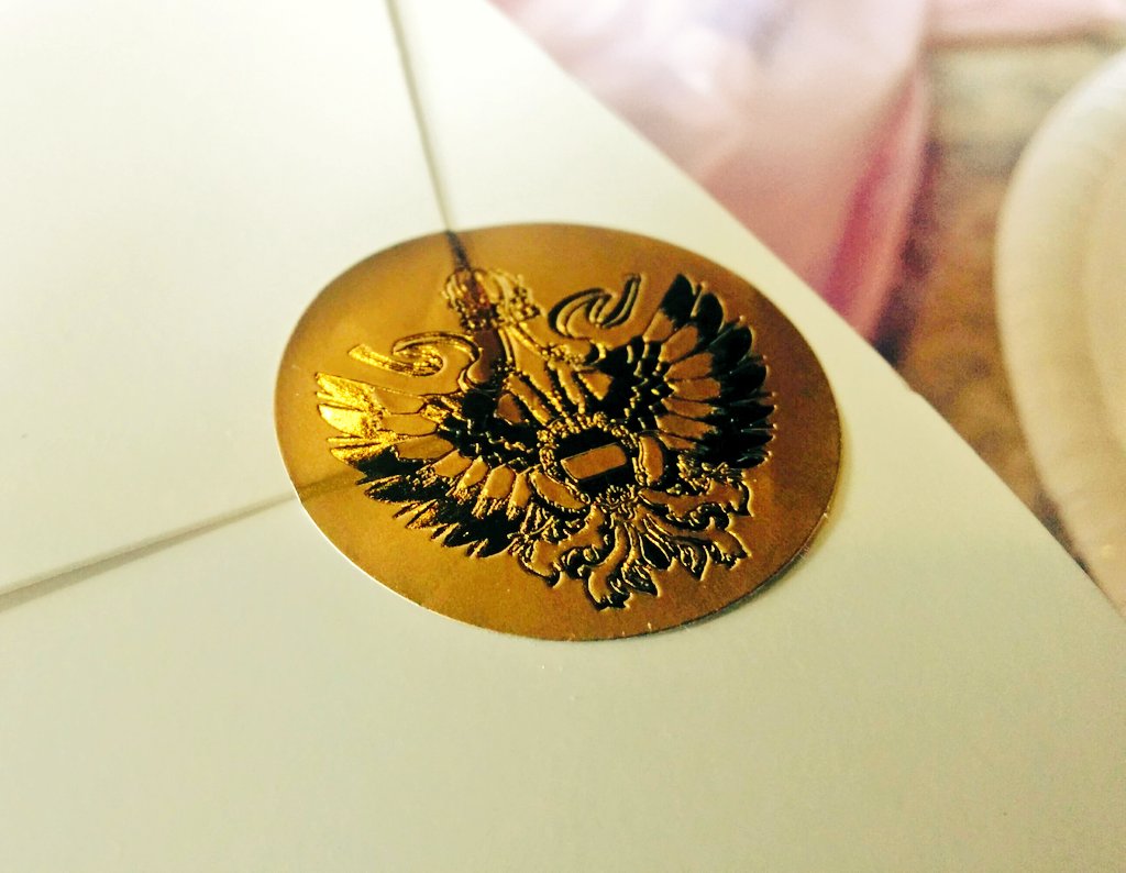 『ACCA』に出てきた「雪の玉」、実在すると聞いて食べてきました。国会議事堂の裏にあるツッカベッカライカヤヌマというオーストリア洋菓子屋のシュネバーレンというお菓子、これが本当に劇中そのまま。食べると、バニラビーンズたっぷりのクッキーみたい。生クリームも最高に上品で、大感動。