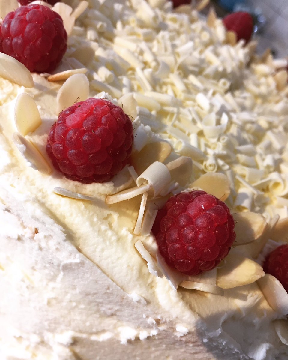 box_brownie's tweet photo. Whoa god damn! White Chocolate and Raspberry #boxbrowniecoffee https://t.co/JPkPy6xfFn