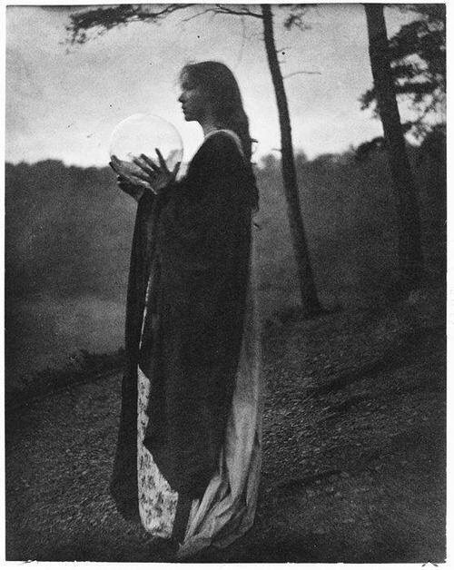 fotograftabugun's tweet photo. 1871 - #PhotoSecession üyesi Amerikalı fotoğrafçı #ClarenceHudsonWhite doğdu. #FotoğraftaBugün #todayinphotography #otd #8Nisan #April8 https://t.co/7lhtGDa57W