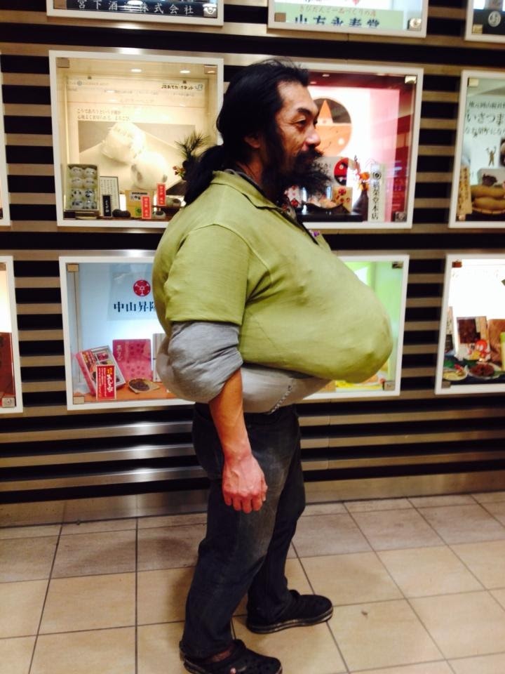 櫛野展正 クシノテラス On Twitter 爆弾さん 岡山で暮らす路上生活者 手荷物を持たず 生活用品全てを上着の中に入れて持ち歩いている その体が膨れ上がった様から 周囲の人たちからは 爆弾さん という愛称で呼ばれている アウトサイドで生きている 4 25発売