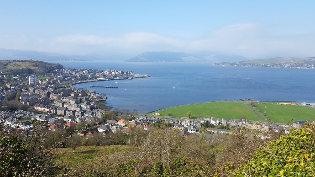 SuzieSAS's tweet photo. Top of my Hill. Bonny #Gourock below. #breezy #sunny #FreshAir #SpringSaturdays 🤗☉🐝😎 https://t.co/M6JarEUSD7