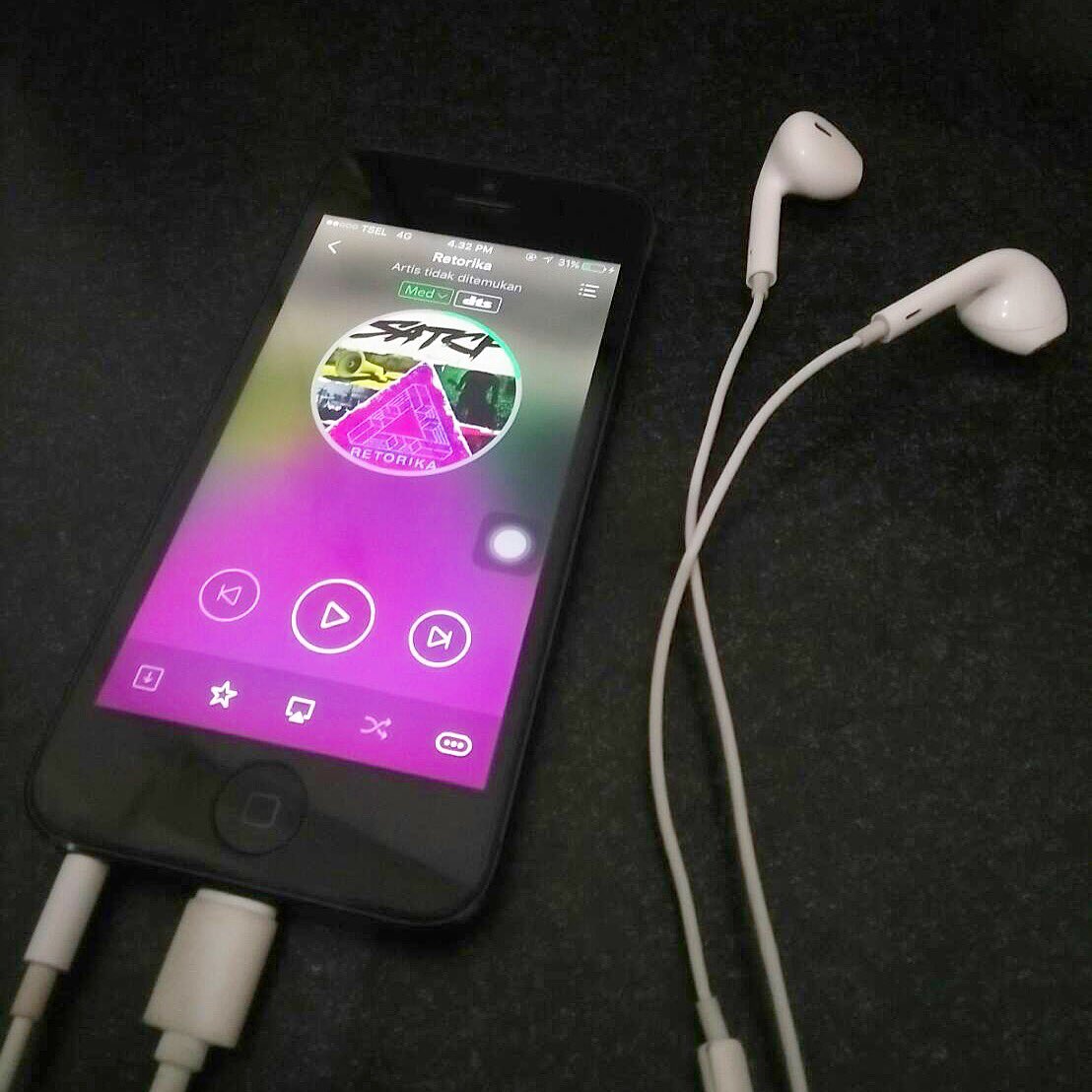 manda_kangkung's tweet photo. Ini yg ditunggu" dan gak bakal mau ketinggalan 🎧 😎 @SATCFPUNK #SATCF #Punk #Retorika #Album https://t.co/dTcZ9LcbRz