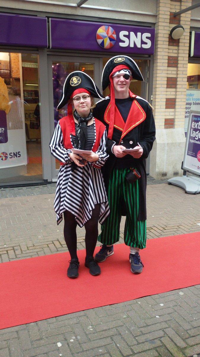 SNSBankUrkNOP's tweet photo. Vandaag rode loper dag @Urkerhard  onze piraten vertellen u graag meer over de #zilvervlootrekening Sparen met 10% bonus. https://t.co/axJVstCybH