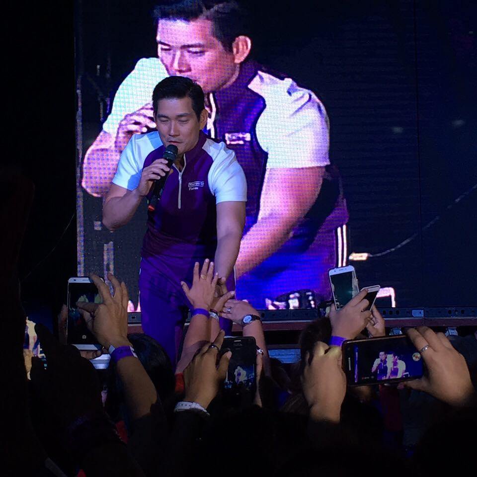 ryupdates's tweet photo. Serenading the crowd! @ImRichardYap08    @FlanaxPH https://t.co/FeL1vdlIsA
