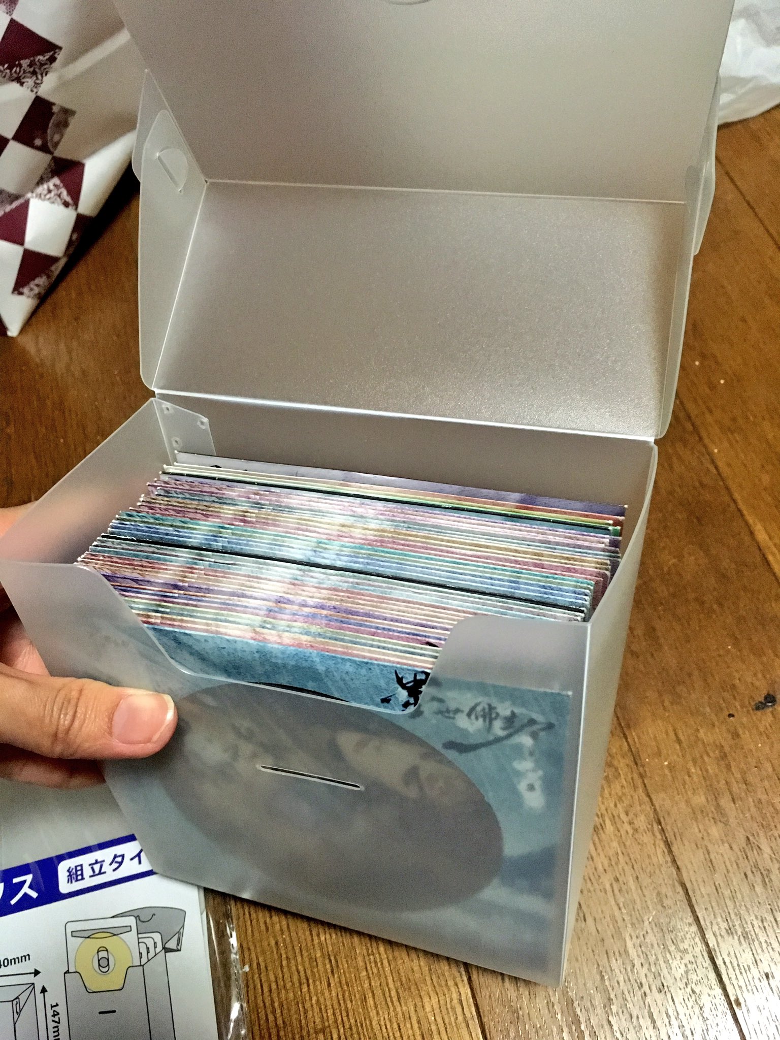 桐乃 ちぃにょ 今日発見したオススメ品 100均 ワッツ で購入したdvd収納box 布袋戲のdvd にめっちゃピッタリで紙ケースのまま36枚入りました また Dvdを缶ケースに入れた後の紙ケースを保管するにも良いと思います T Co