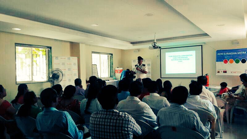 SafeKidsIndia's tweet photo. Mr. Gajanan, SDO, Kothrud,tlkng abt types of fires & classification of #firextinguishers wid Agni Suraksha Mitras @PMCPune @Honeywell_India https://t.co/S7gE4EefEK