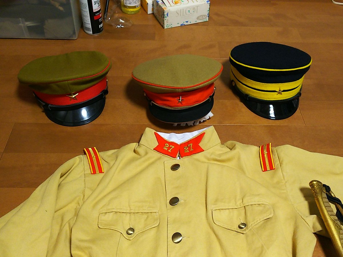 鯉登少尉の軍帽が紺色黄鉢巻なのか、カーキ色赤鉢巻なのかが分からん