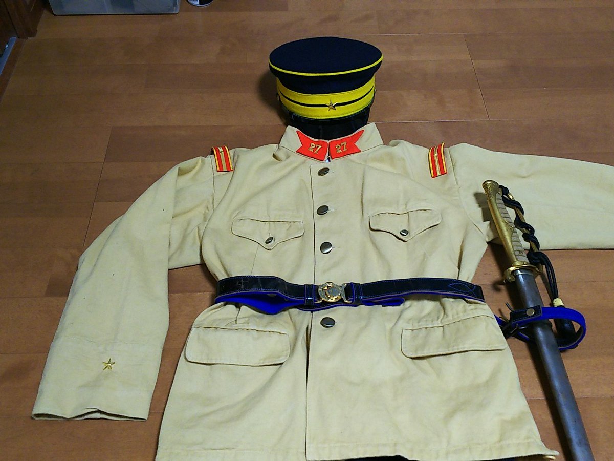 鯉登少尉の軍帽が紺色黄鉢巻なのか、カーキ色赤鉢巻なのかが分からん