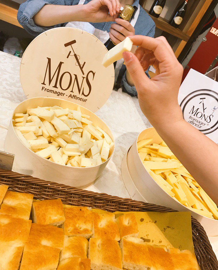 VanityFairIt's tweet photo. A quest'ora la fame si fa sentire! Alla #VanityNapRoom stuzzichiamo il palato con i formaggi #mons @selecta_spa https://t.co/HzpWOclPAF