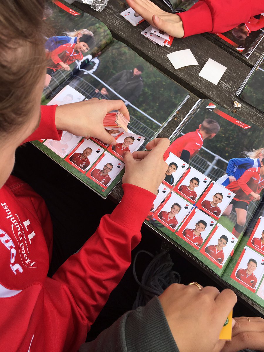 Join2B's tweet photo. Jajaaa. 👀Zelfs bij de uitwedstrijd in Rossum gaan de plakboeken mee @RCSoostsouburg #plakboek #voetbalplaatjes #spaaractie @JumboSupermarkt https://t.co/rpi2cqQRL0
