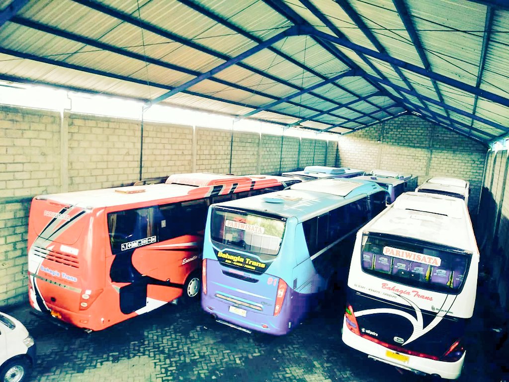 Bahagiatrans's tweet photo. Maen yook ke garasi @Bahagiatrans...... #OmTeloletOm #busmania #buspariwisata #wisataindonesia #WonderfulIndonesia https://t.co/BM9zchMaeT