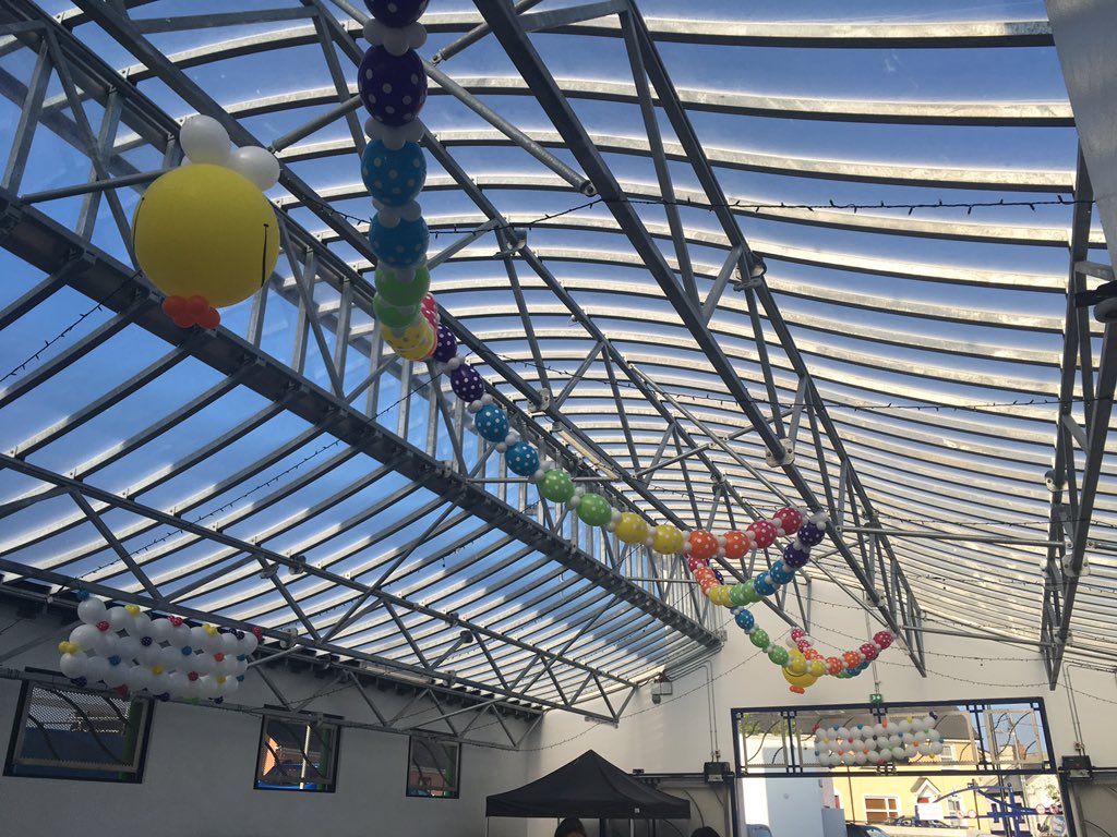 deesignballoons's tweet photo. @LEOCountyClare @wickedwholefood @MagicMayanchoc @WesternHerd @Meerespuddings @InaghFreeRFarm The smell of food cooking as we were setting up this morning was just gorgeous see ye soon for some yummy treats https://t.co/YeMzxt5Fug
