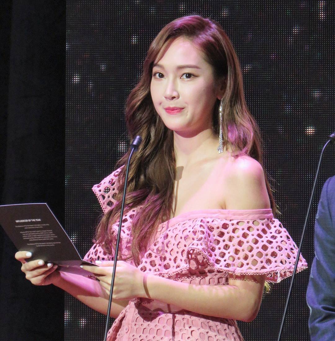 [PIC][07-04-2017]Jessica khởi hành đi Malaysia để tham gia và biểu diễn tại "Influence Asia 2017" vào chiều nay C84xu2UVoAAXE3G