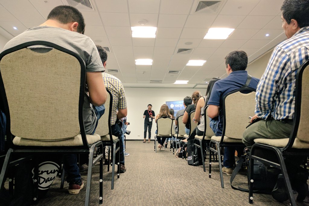 renotaiza's tweet photo. El amigo @anibalguzman en su charla "Scrum: behind the scenes" #scrumdayperu2017 @ScrumDayPeru https://t.co/3JrGpgICEi