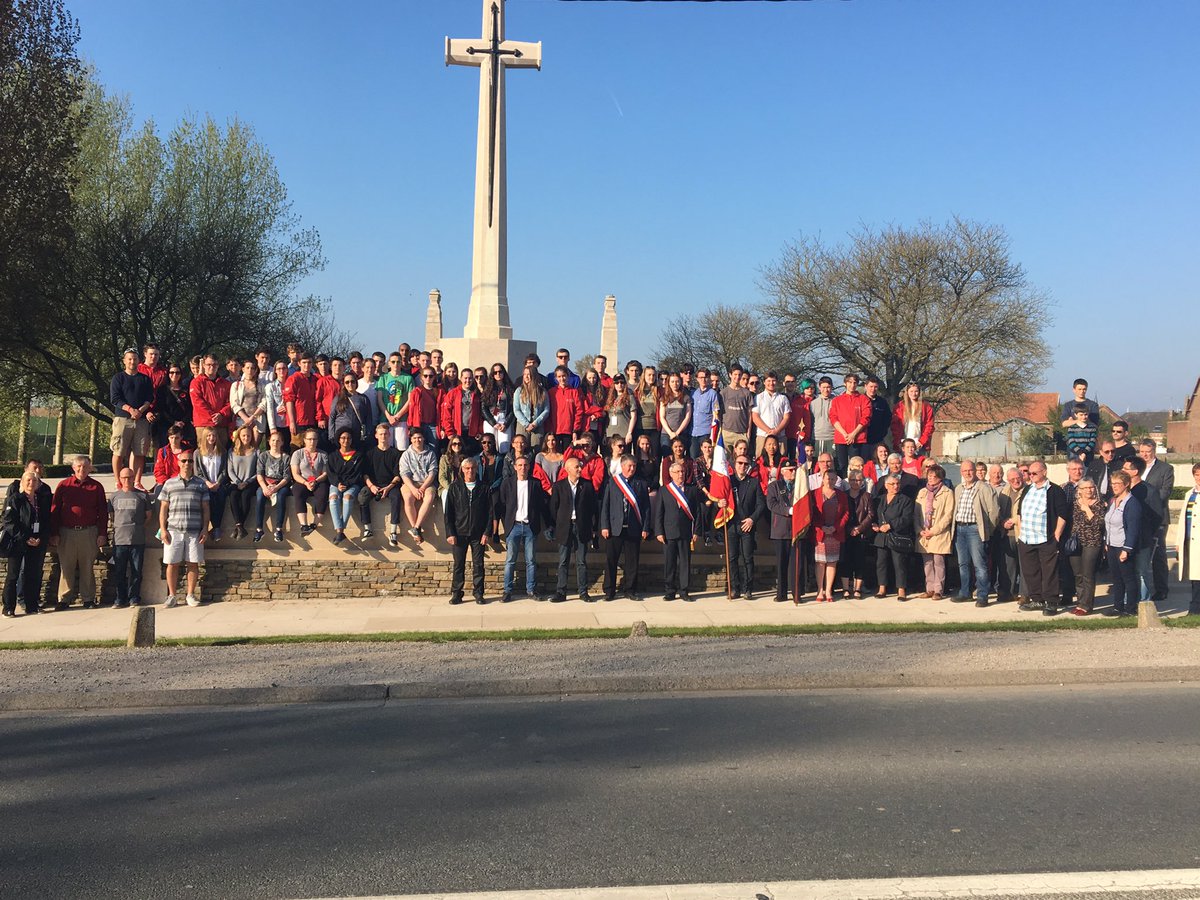 VIMY100_AHS's tweet photo. cérémonie spéciale pour l'école Aurora à la Cimetière Vis-en-Artois avec le maire et les conseillers @LaurMarotta #Vimy100 https://t.co/zlm9VNwcOB