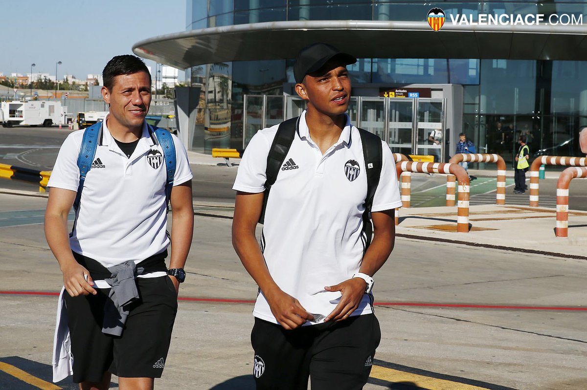 valenciacf's tweet photo. 📷Mientras el #VCFmestalla busca el triunfo, el primer equipo pone rumbo a tierras andaluzas para disputar el #GranadaValencia ¡Amunt! https://t.co/ByqevJuu39