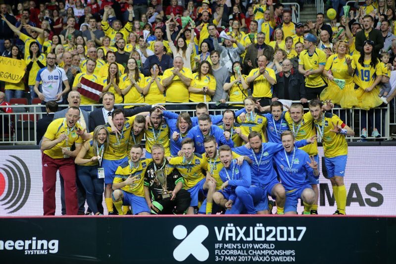 Paldies dzeltenajam mūrim, kas visu sezonu bija aiz mūsu mugurām.