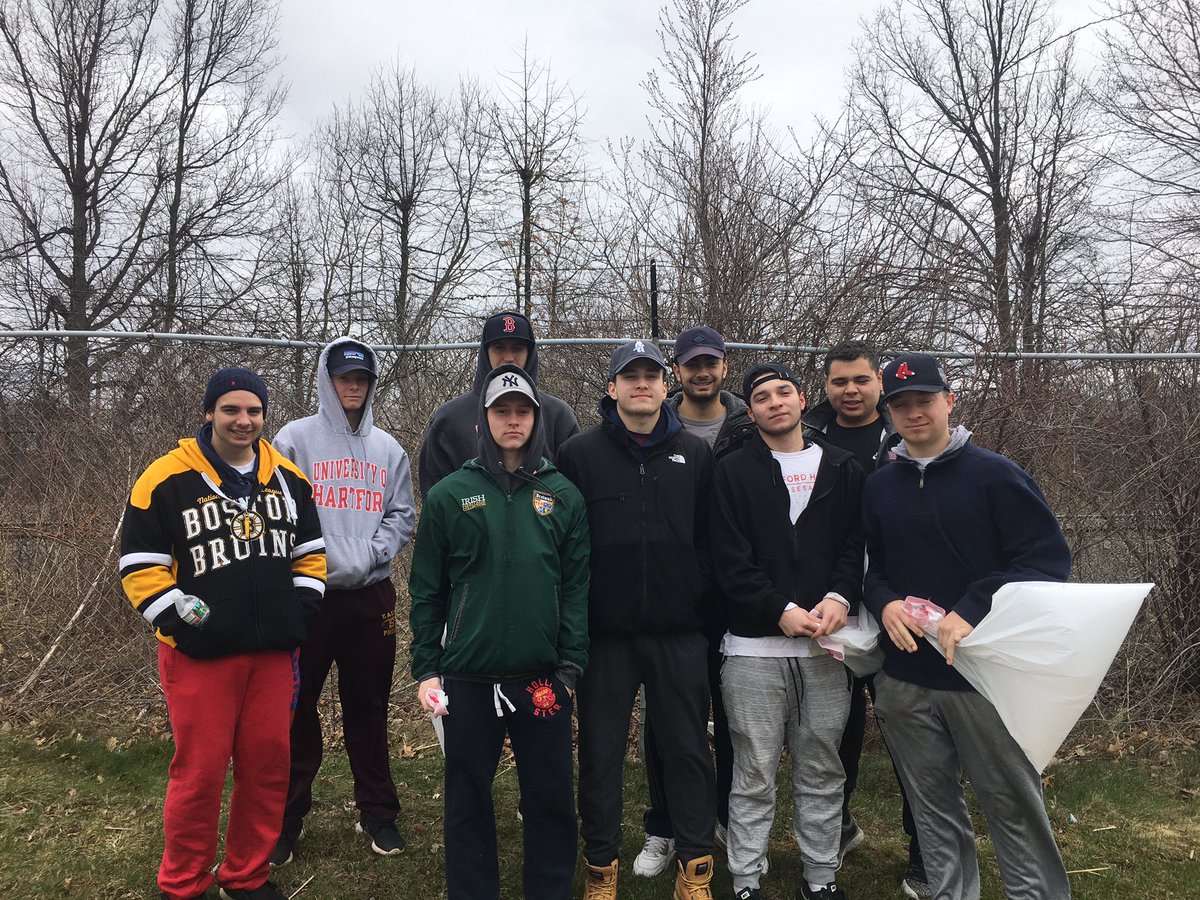 uhartsae's tweet photo. Here's some of our brothers who volunteered to clean up trash around campus this morning. Keep up the great work guys. Phi Alpha! https://t.co/tKu1d385RE