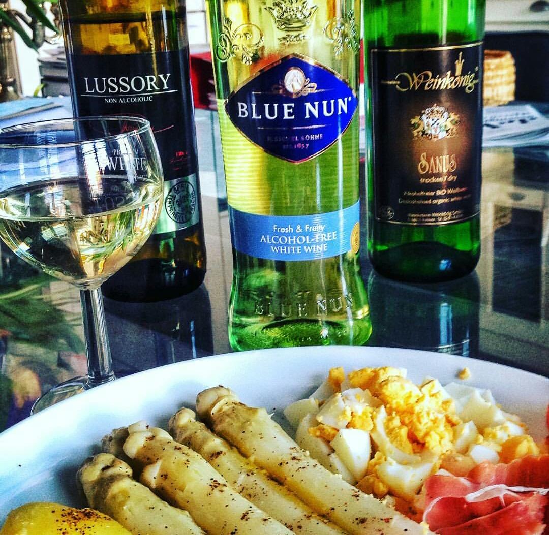 MijnWijnEU's tweet photo. Een alcohol-vrije dag... basic #asperges met @BlueNunWines https://t.co/r22KCucXIq