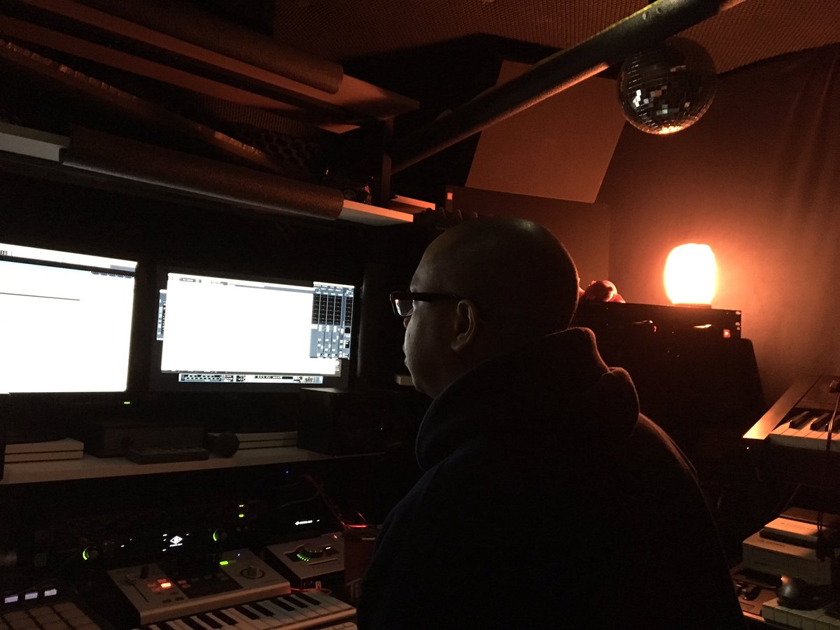 JEFFGUNN1's tweet image. Editing figures in studio w @LAB_Productions for article w @GuitarWorld