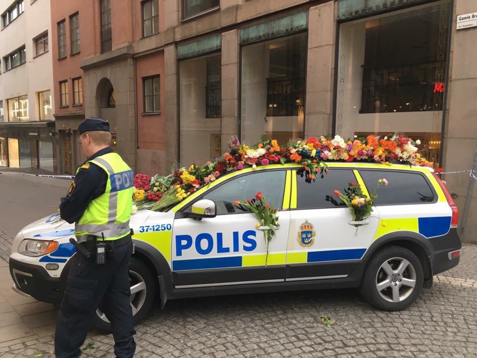 CarolineSzyber's tweet photo. ❤️🌸❤️🌷🌹🌺💐👮‍♀️👮🏻 https://t.co/D1qge7rDlg