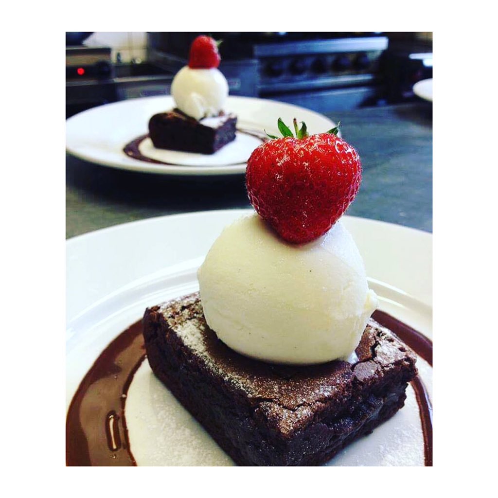 Rules to live by... 
No matter how full you are, ALWAYS save room for a Tisburys pudding! 😍😋
_____
#roast #sundayroast #pudding #brighton