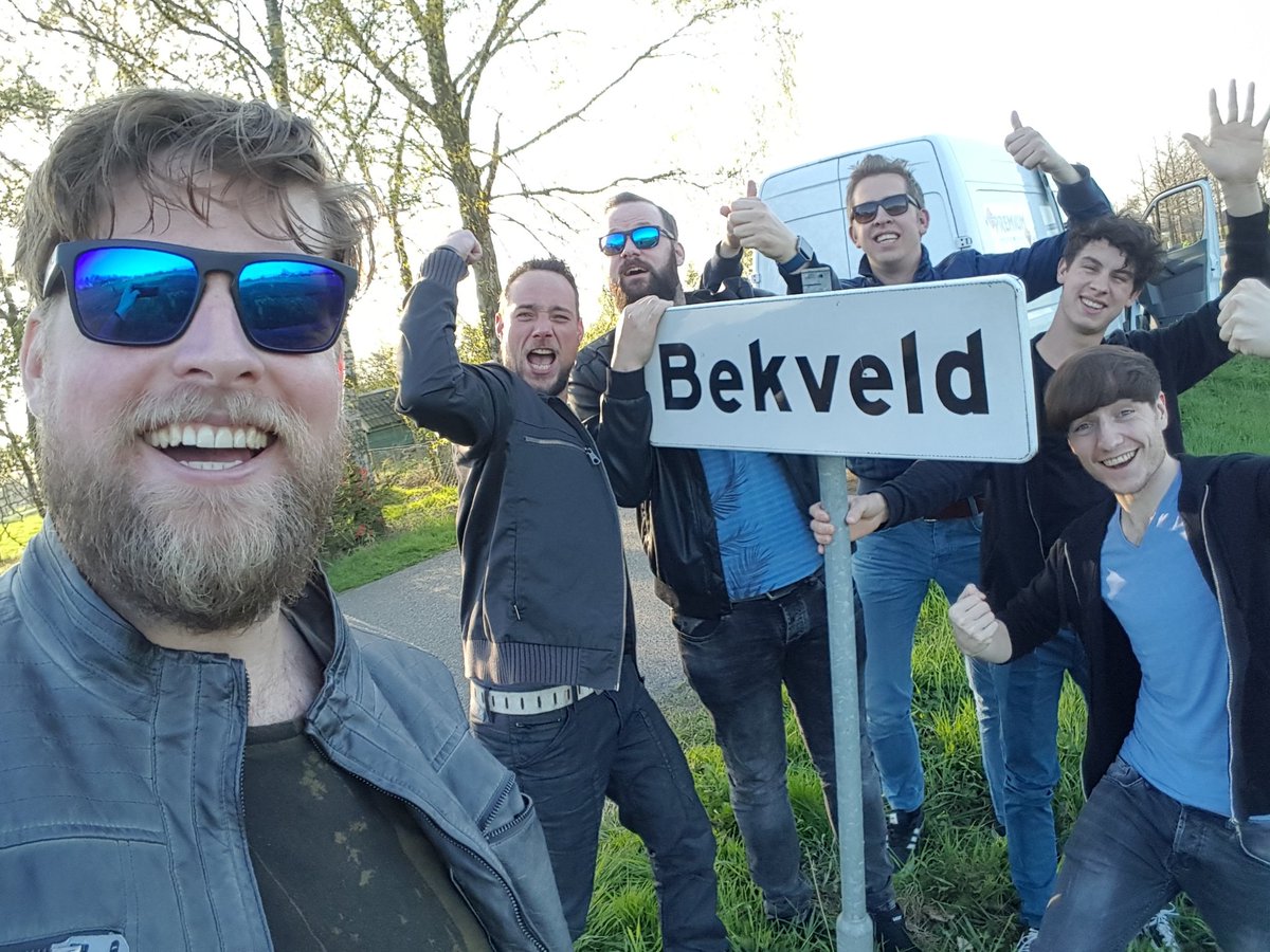 De #plaatsnaambordentoer2017 is officieel gestart! @BroekUutFuif is waar het gaat gebeuren. Back in #Bekveld!