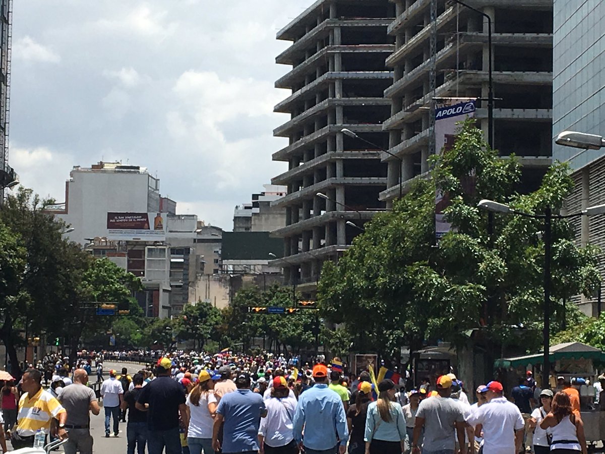 Leonardo_Padron's tweet photo. La marcha crece más y más. https://t.co/IBvFLTarw4