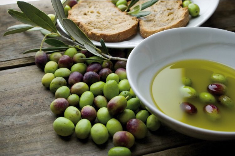 Ulivetoferrazzo's tweet photo. #MadeInItaly #extravergin #olive #oil #MadeInItaly #MasterChefIt #cucina https://t.co/tYXlNkLgwq https://t.co/1J9eY4JUj0