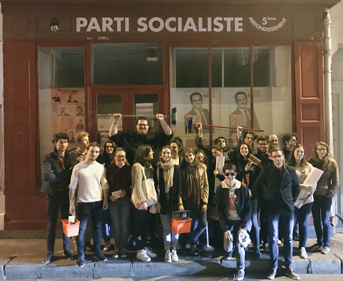 JeunesSocParis's tweet photo. Hier soir en collage pour recouvrir tout le 5e arrondissement du visage de @benoithamon ! 👊🏻🌹 #Hamon2017 #HamonCollage https://t.co/NmfbWuSAqx