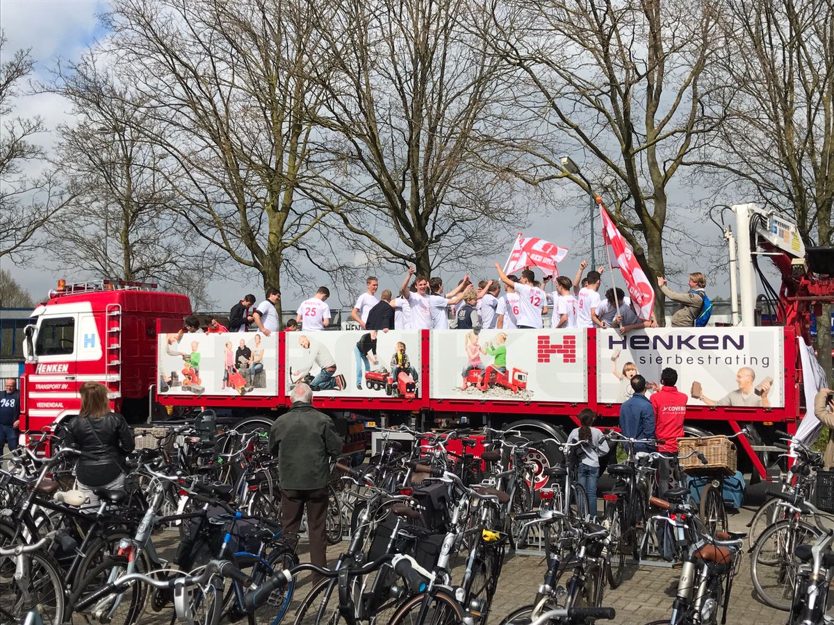 Henken_NL's tweet photo. Ererondje van @Henken_NL voor O17-1 @vvDOVO #kampioen https://t.co/YH4lRbyjYI https://t.co/mEGKhz9RBG
