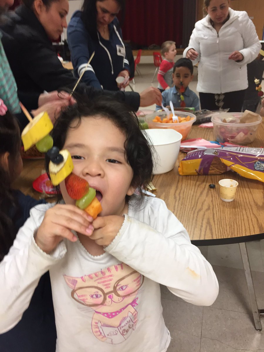 VPICastro's tweet photo. Enjoying healthy snacks with our friends from the Healthy Communities Action Team! 🍌🍇🍓@APS_EarlyChild @KeySchoolAPS https://t.co/HHZB1pLUJM
