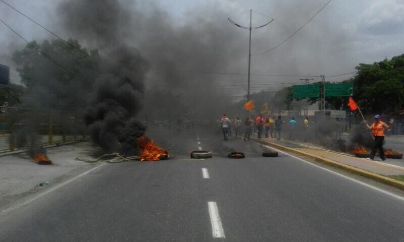 ElPitazoTV's tweet photo. 12:40 pm. En San Carlos, Cojedes, opositores cierran paso en la Redema El Mango  https://t.co/Y50ur6Z7Lp #8Abril https://t.co/lZSYkoHa1P