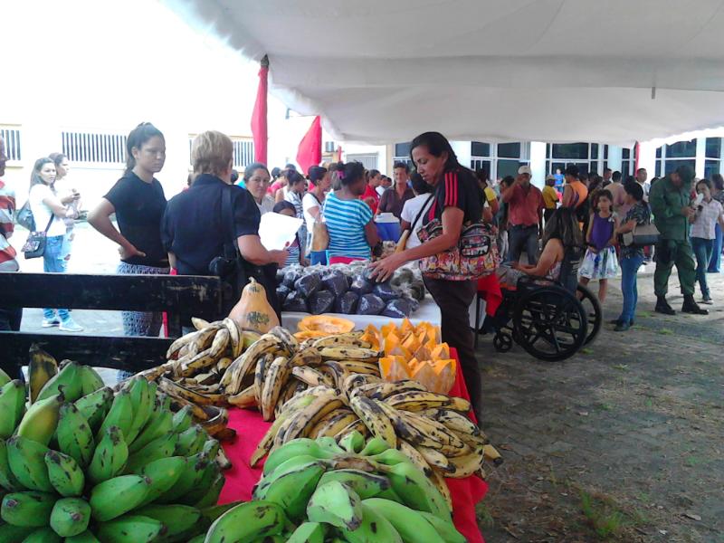 nubiaccandanga's tweet image. Desde la Aldea Metropolitana Árbol de las Tres Raíces gran Expoventa de los CLAP Productivos #TodoElPoderParaLosClap