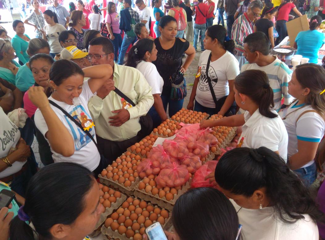 nubiaccandanga's tweet image. Desde la Aldea Metropolitana Árbol de las Tres Raíces gran Expoventa de los CLAP Productivos #TodoElPoderParaLosClap