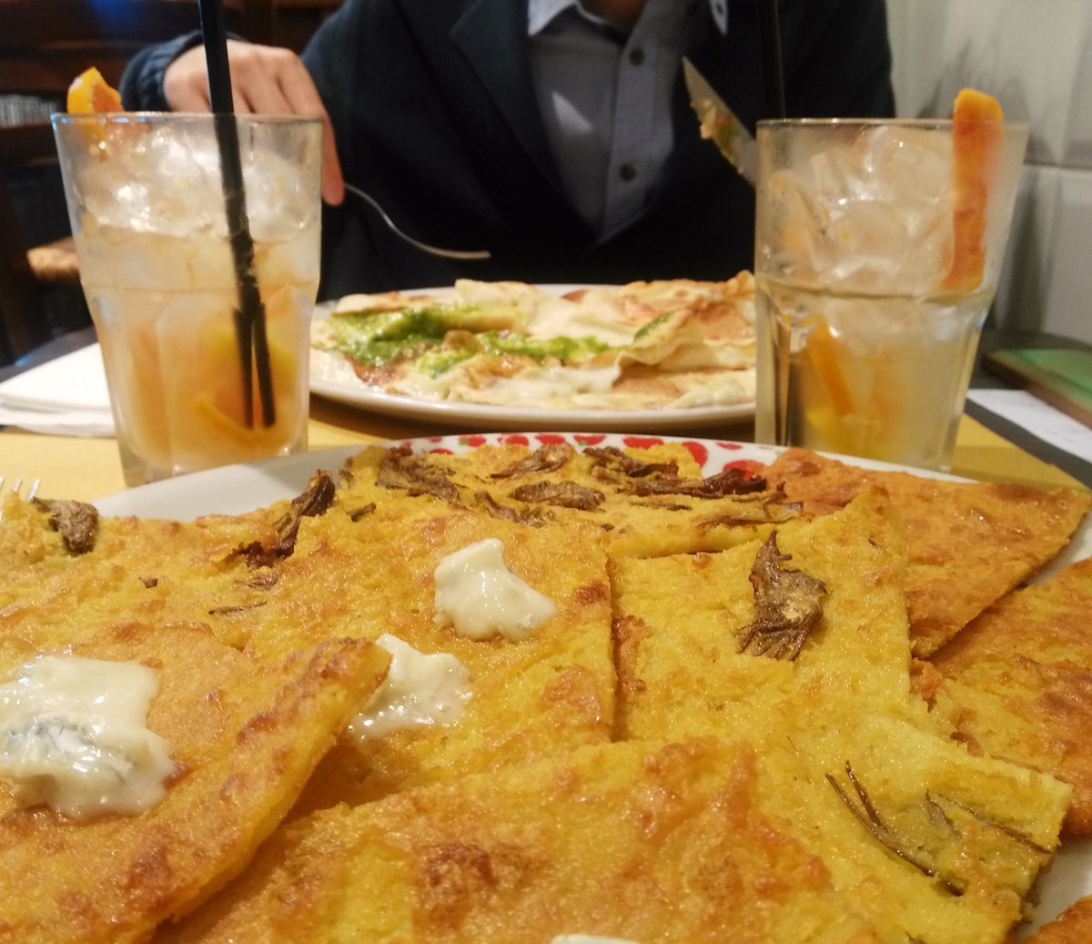 EsperimentidiMG's tweet photo. Mai rinunciare alle buone abitudini. #HappyHour da #Faryna a #Genova con Tris di Farinate e #focaccia con il formaggio. #liguria #Food https://t.co/CrG0tSbPfr