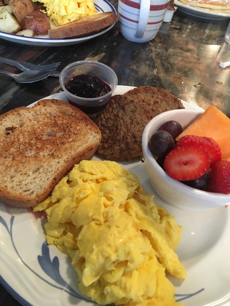 food2win's tweet photo. #PreFuel for #LongRun Ahead!
Turkey Saus, #GF toast, Eggs, Fruit =~500cal,35pro,40Cho, 20fat #BreakfastofChampions https://t.co/h8W5g0dBKh