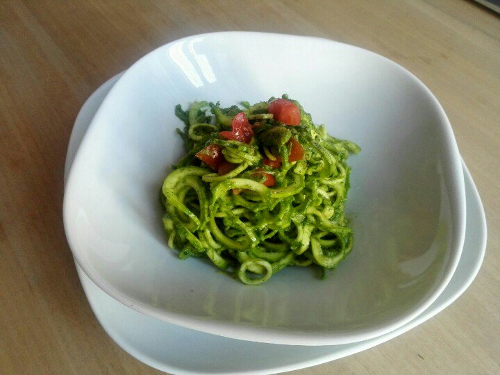 luigiulissi's tweet photo. ... spaghetti di zucchine crude con pesto di rucola e pomodoro a pezzetti ... #solocrudo https://t.co/KO2rOiQmcZ