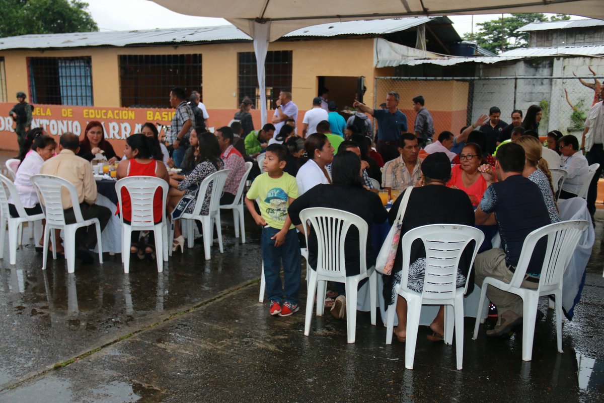 Gober_LosRios's tweet photo. Presidente @MashiRafael comparte desayuno con líderes de diferentes recintos del cantón #Mocahe. @omarjuez https://t.co/dAmun9NQ5b