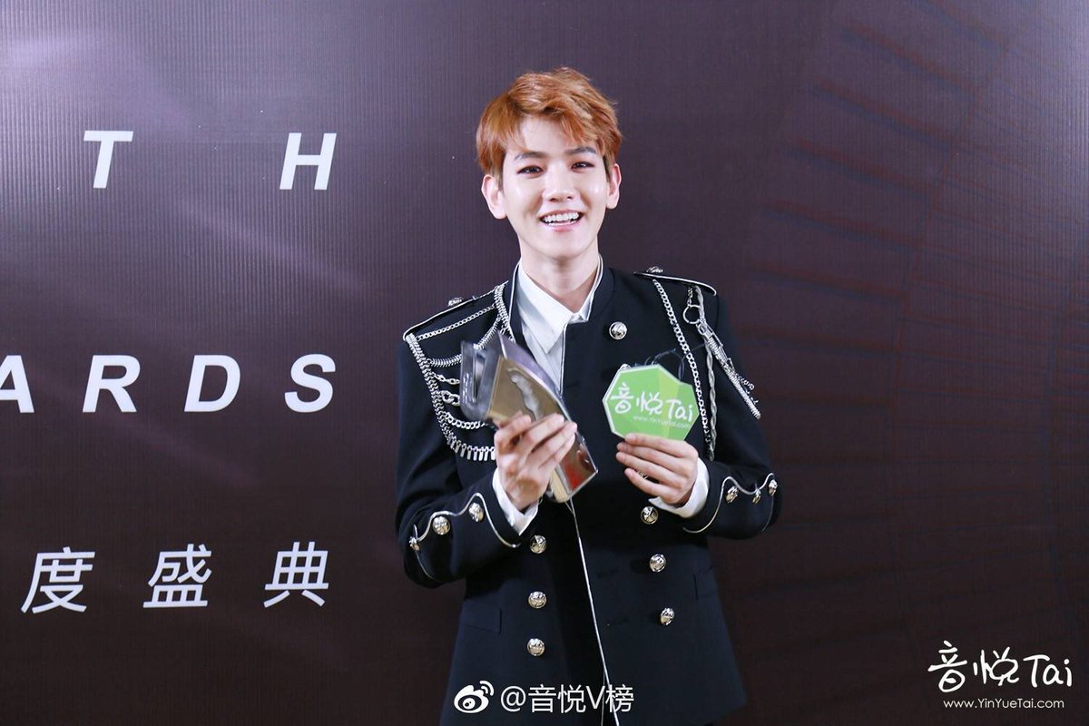 B506bhqx's tweet photo. แบคฮยอนรับรางวัล Most Popular Artist Of Korea ที่งาน #VchartAwards วันนี้(ได้เมื่อปีที่แล้ว)!! แงงงกว่าจะได้ ยินดีด้วยน้าแบคฮยอน 😭🙆🏻👍🏻🎉🎊 https://t.co/CaBYAO2Q07