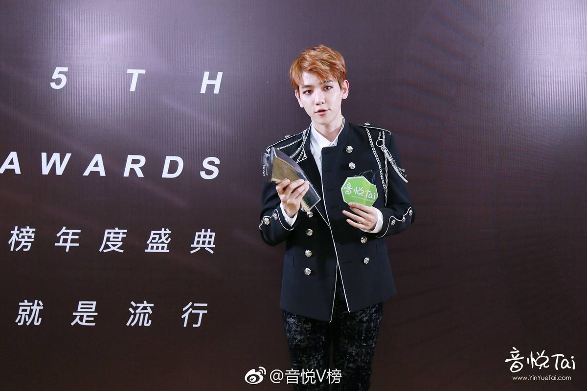 B506bhqx's tweet photo. แบคฮยอนรับรางวัล Most Popular Artist Of Korea ที่งาน #VchartAwards วันนี้(ได้เมื่อปีที่แล้ว)!! แงงงกว่าจะได้ ยินดีด้วยน้าแบคฮยอน 😭🙆🏻👍🏻🎉🎊 https://t.co/CaBYAO2Q07