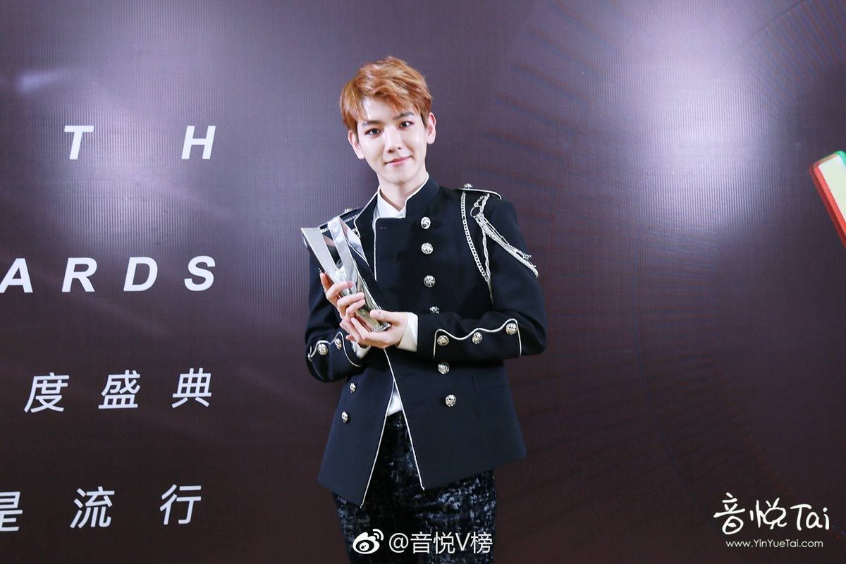 B506bhqx's tweet photo. แบคฮยอนรับรางวัล Most Popular Artist Of Korea ที่งาน #VchartAwards วันนี้(ได้เมื่อปีที่แล้ว)!! แงงงกว่าจะได้ ยินดีด้วยน้าแบคฮยอน 😭🙆🏻👍🏻🎉🎊 https://t.co/CaBYAO2Q07