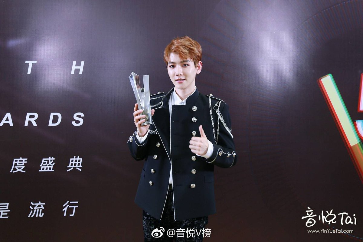 B506bhqx's tweet photo. แบคฮยอนรับรางวัล Most Popular Artist Of Korea ที่งาน #VchartAwards วันนี้(ได้เมื่อปีที่แล้ว)!! แงงงกว่าจะได้ ยินดีด้วยน้าแบคฮยอน 😭🙆🏻👍🏻🎉🎊 https://t.co/CaBYAO2Q07