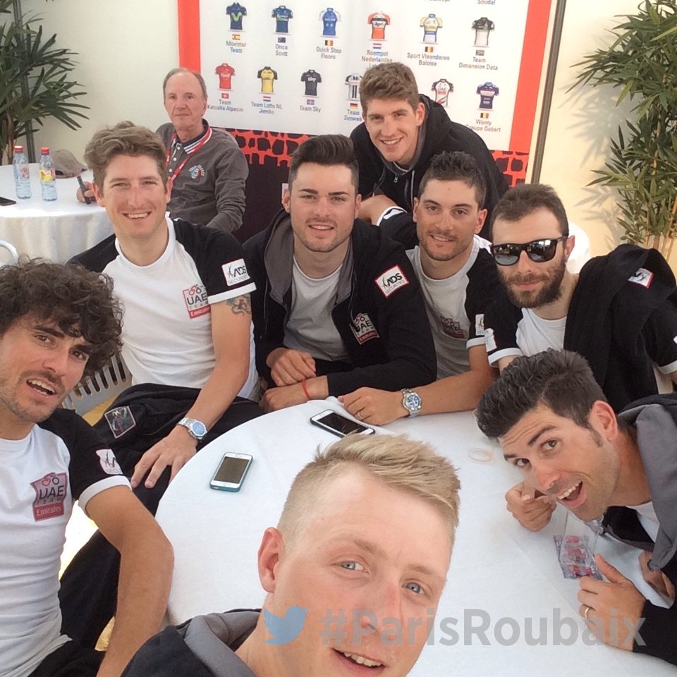 En direct de la présentation des équipes #ParisRoubaix